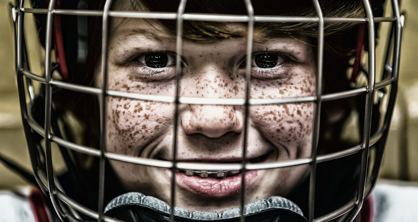 Eishockey spielender Junge mit Helm