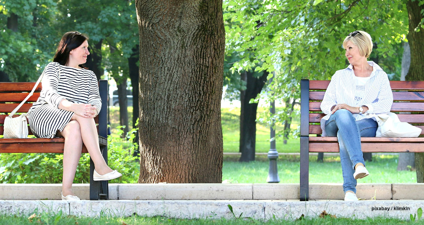 Social Distancing: Frauen auf 2 Parkbänken