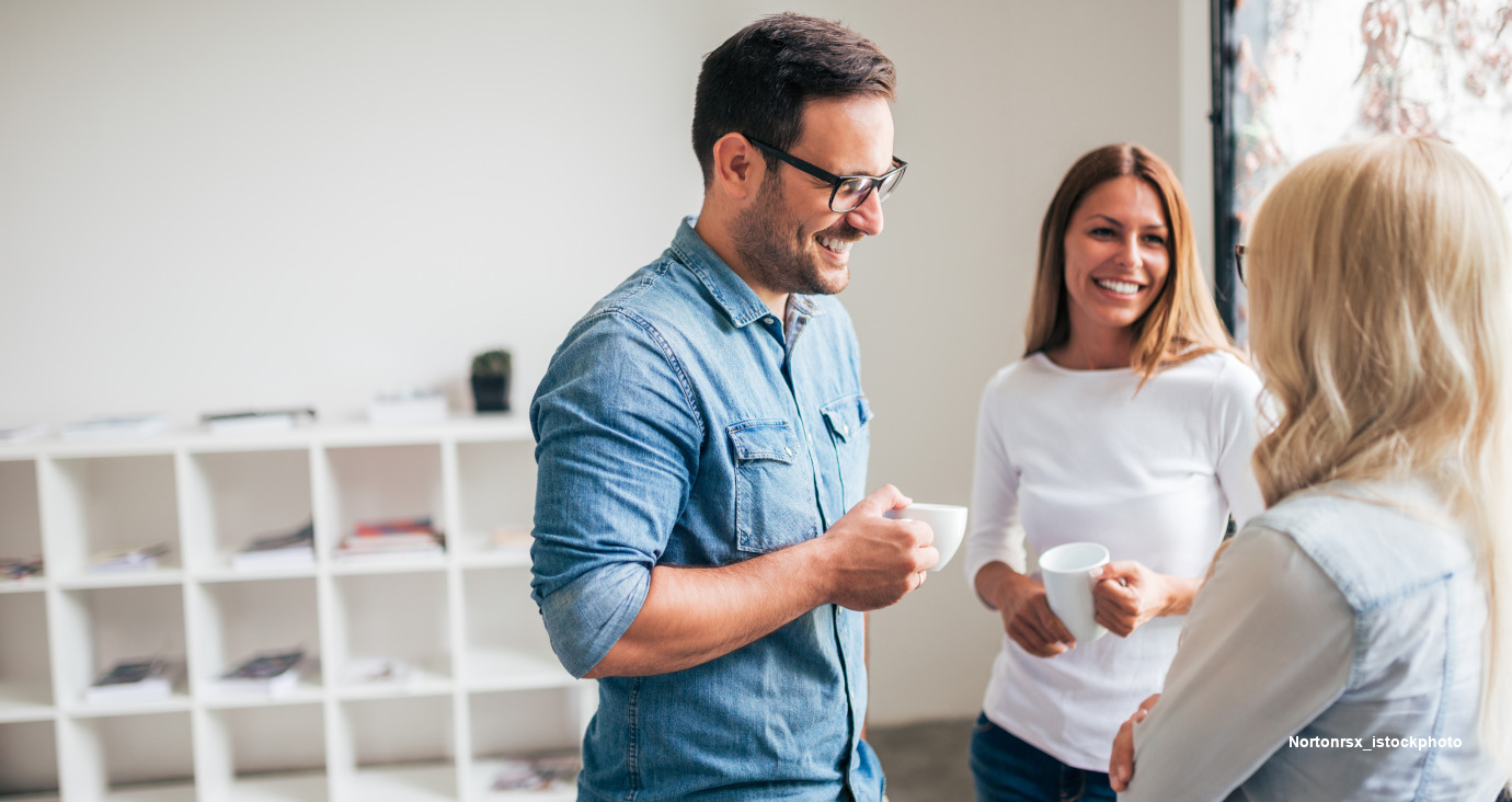 2 Frauen und 1 Mann in der Kaffeepause im Büro